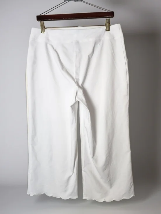 Chico's Weekends White Tru Temp Scallop Hem Summer Beach Capri Size 1 (M/8) - Picture 3 of 10